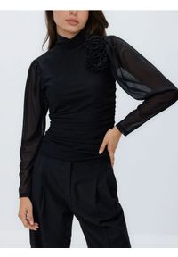 Reserved - Bluzka z kwiatową aplikacją - czarny. Kolor: czarny. Materiał: dzianina. Wzór: aplikacja, kwiaty