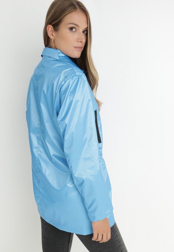 Born2be - Niebieska Kurtka Layna. Typ kołnierza: kołnierzyk stójkowy. Kolor: niebieski. Materiał: materiał. Długość rękawa: długi rękaw. Długość: długie