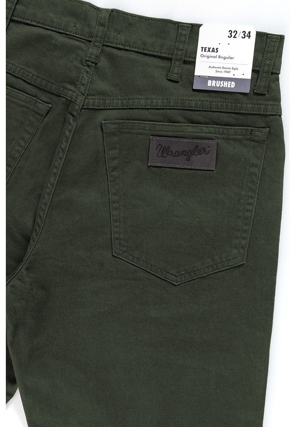 Wrangler - WRANGLER SPODNIE MĘSKIE TEXAS MOSS GREEN W121TA221 112126200