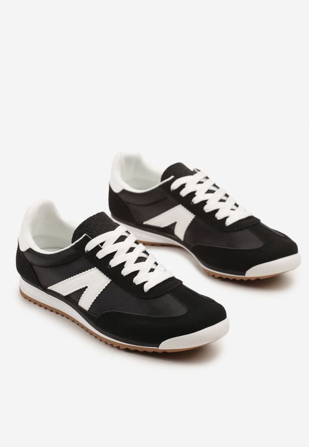 Renee - Czarne Sneakersy Ozdobione Geometrycznym Motywem Clevandra. Okazja: na co dzień. Kolor: czarny. Materiał: jeans. Szerokość cholewki: normalna. Wzór: aplikacja, geometria