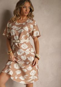 Renee - Ciemnobeżowa Sukienka Pudełkowa z Wiskozy w Kwiaty Aranolia. Okazja: na co dzień. Typ kołnierza: dekolt w serek. Kolor: beżowy. Materiał: wiskoza. Wzór: kwiaty. Typ sukienki: proste. Styl: elegancki, casual