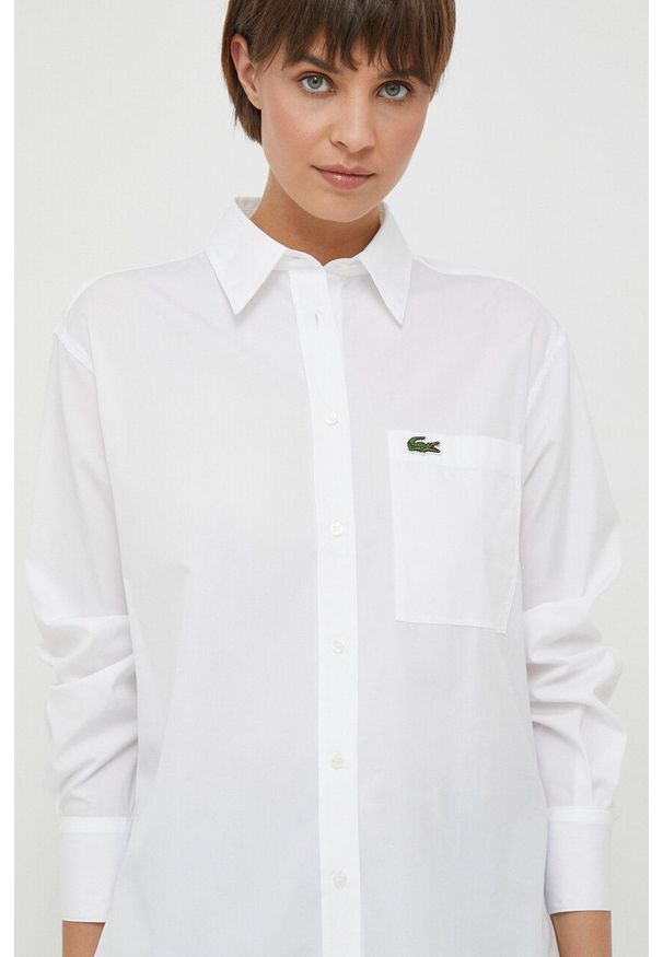 Lacoste koszula bawełniana damska kolor biały relaxed z kołnierzykiem klasycznym. Typ kołnierza: kołnierzyk klasyczny. Kolor: biały. Materiał: bawełna. Długość rękawa: długi rękaw. Długość: długie. Styl: klasyczny