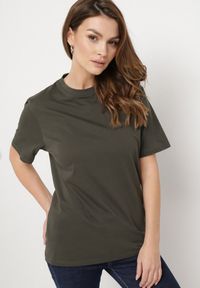 Born2be - Ciemnozielona Bawełniana Koszulka z Krótkim Rękawem i Okrągłym Dekoltem Jordy. Kolor: zielony. Materiał: bawełna. Długość rękawa: krótki rękaw. Długość: krótkie. Styl: klasyczny, elegancki #4