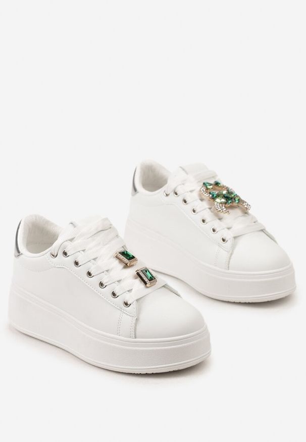 Renee - Biało-Zielone Sneakersy z Platformą i Odpinanymi Biżuteryjnymi Aplikacjami na Sznurówkach Tamaki. Okazja: na co dzień. Kolor: biały. Materiał: jeans. Wzór: aplikacja. Obcas: na platformie