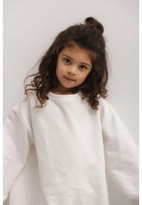 Marsala - MINI bluza o luźnym kroju w kolorze OFF WHITE - OXFORD-92-98 (2-3). Kolor: biały. Materiał: jeans, bawełna, dresówka, dzianina. Wzór: gładki. Sezon: wiosna, lato, jesień, zima. Styl: klasyczny #1