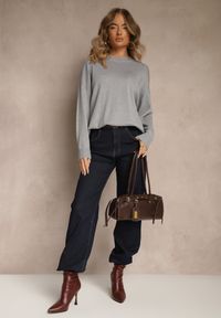 Renee - Szary Nietoperzowy Sweter w Minimalistycznym Stylu Raliava. Okazja: na co dzień. Kolor: szary. Materiał: skóra, jeans. Styl: casual, elegancki #4