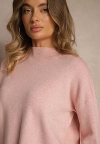 Renee - Różowy Pudełkowy Sweter z Półgolfem o Gładkim Wykończeniu Unala. Kolor: różowy. Materiał: skóra, jeans. Wzór: gładki