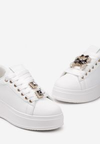 Born2be - Biało-Czarne Sneakersy na Platformie z Odpinanymi Zawieszkami Przy Sznurówkach Harhi. Zapięcie: sznurówki. Kolor: biały. Materiał: jeans, bawełna. Obcas: na platformie #6