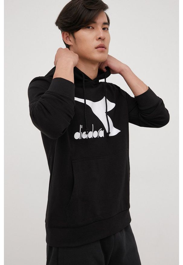 Diadora bluza męska kolor czarny z kapturem z nadrukiem. Typ kołnierza: kaptur. Kolor: czarny. Materiał: bawełna. Wzór: nadruk