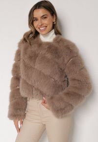 Born2be - Ciemnobeżowa Krótka Kurtka z Futerkiem na Haftki Loreinda. Okazja: na co dzień. Kolor: beżowy. Materiał: futro. Długość: krótkie. Styl: casual, elegancki #1