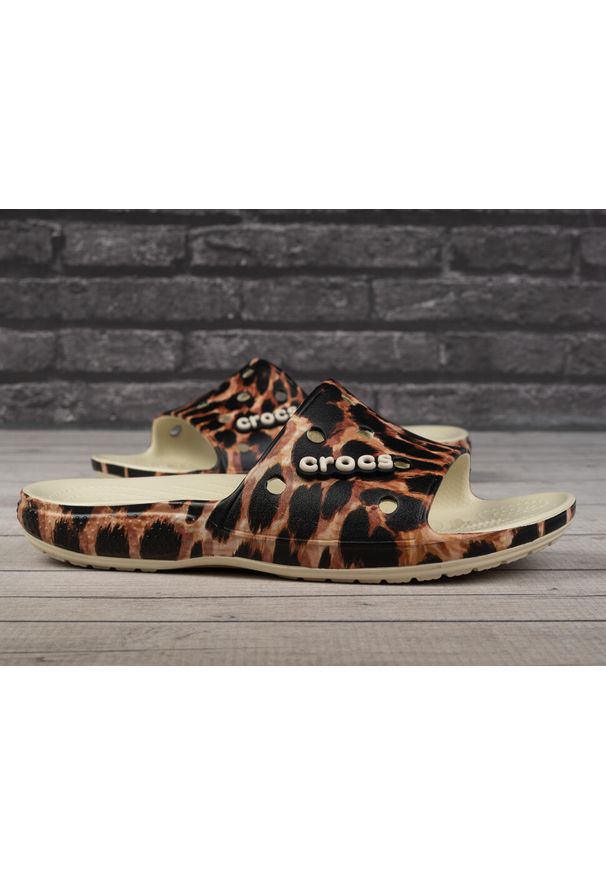 Klapki damskie Crocs CLASSIC CROCS ANIMAL. Kolor: czarny, brązowy, wielokolorowy, beżowy. Styl: sportowy