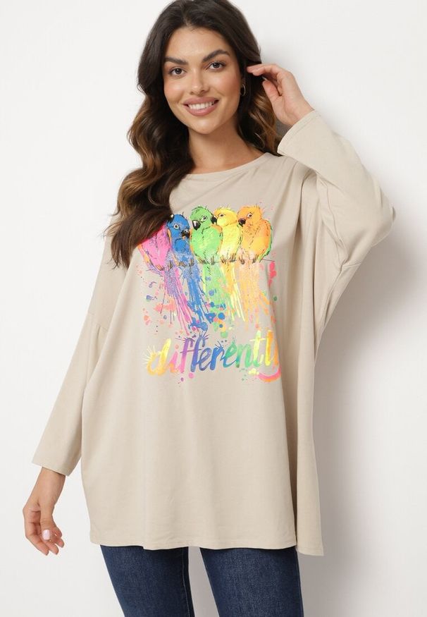 Born2be - Beżowa Bluzka Oversize z Bawełny z Kolorowym Nadrukiem i Brokatem Tailine. Okazja: na co dzień. Kolor: beżowy. Materiał: bawełna. Wzór: kolorowy, nadruk. Styl: glamour, casual