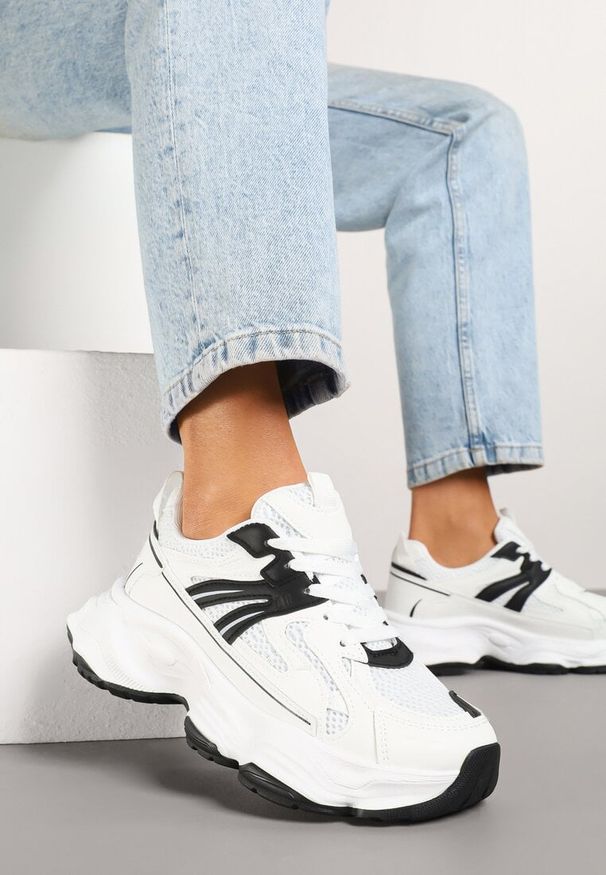 Born2be - Białe Sneakersy na Grubej Tłoczonej Podeszwie z Metaliczną Wstawką Alanelis. Okazja: na co dzień. Kolor: biały. Materiał: jeans. Wzór: aplikacja