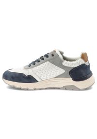 Granatowe Sneakersy Mustang Sportowe Obuwie Męskie. Okazja: na spacer, na co dzień. Zapięcie: zamek. Kolor: biały. Materiał: materiał, skóra ekologiczna. Szerokość cholewki: normalna. Wzór: nadruk. Sport: turystyka piesza #4