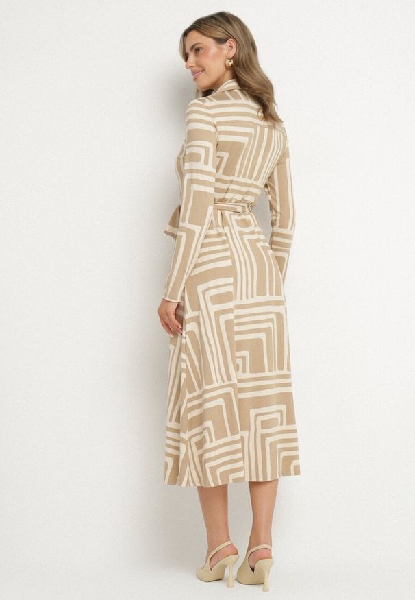 Born2be - Beżowa Sukienka Koszulowa z Wiskozą Zdobiona Geometrycznym Wzorem Nimiara. Okazja: do pracy, na spotkanie biznesowe. Typ kołnierza: kołnierzyk klasyczny. Kolor: beżowy. Materiał: wiskoza. Długość rękawa: długi rękaw. Wzór: geometria, aplikacja. Typ sukienki: koszulowe. Styl: biznesowy, klasyczny, elegancki
