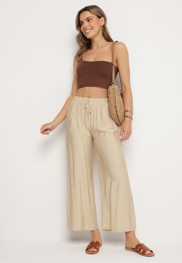Born2be - Beżowe Wiskozowe Szerokie Spodnie z Wysokim Stanem Divola. Okazja: na co dzień, na spacer. Stan: podwyższony. Kolor: beżowy. Materiał: wiskoza. Sezon: lato. Styl: klasyczny, casual