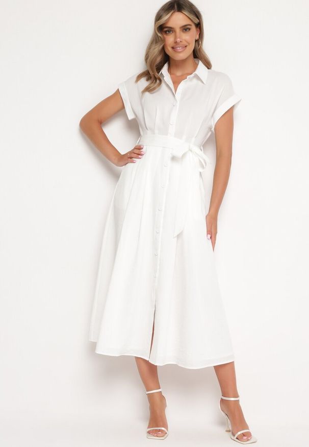 Born2be - Biała Koszulowa Sukienka Zapinana na Guziki z Materiałowym Paskiem Moaxel. Kolor: biały. Materiał: materiał. Długość rękawa: krótki rękaw. Typ sukienki: koszulowe. Styl: elegancki