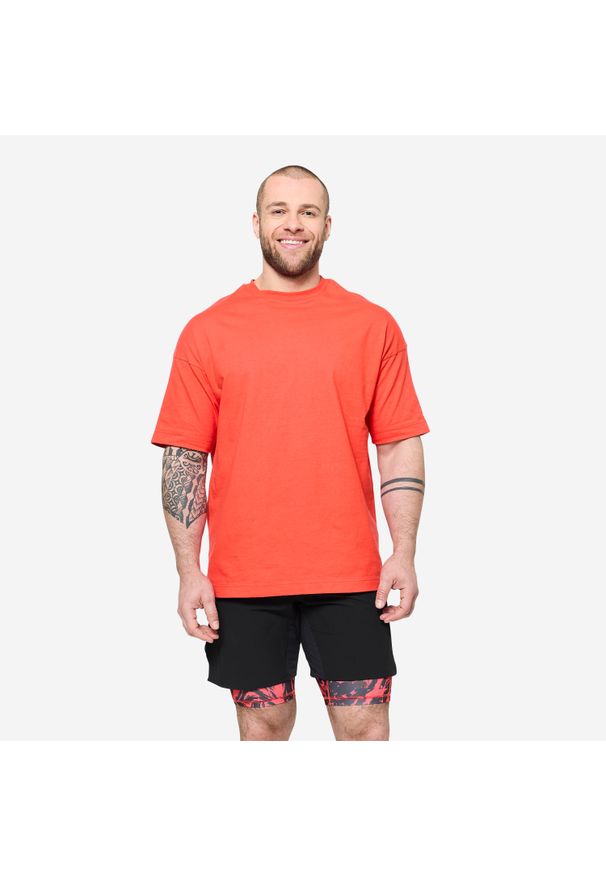 DOMYOS - Koszulka z krótkim rękawem męska Domyos Gym & Pilates. Kolor: pomarańczowy. Materiał: tkanina, prążkowany, materiał, bawełna, elastan. Długość rękawa: krótki rękaw. Długość: krótkie. Sport: joga i pilates