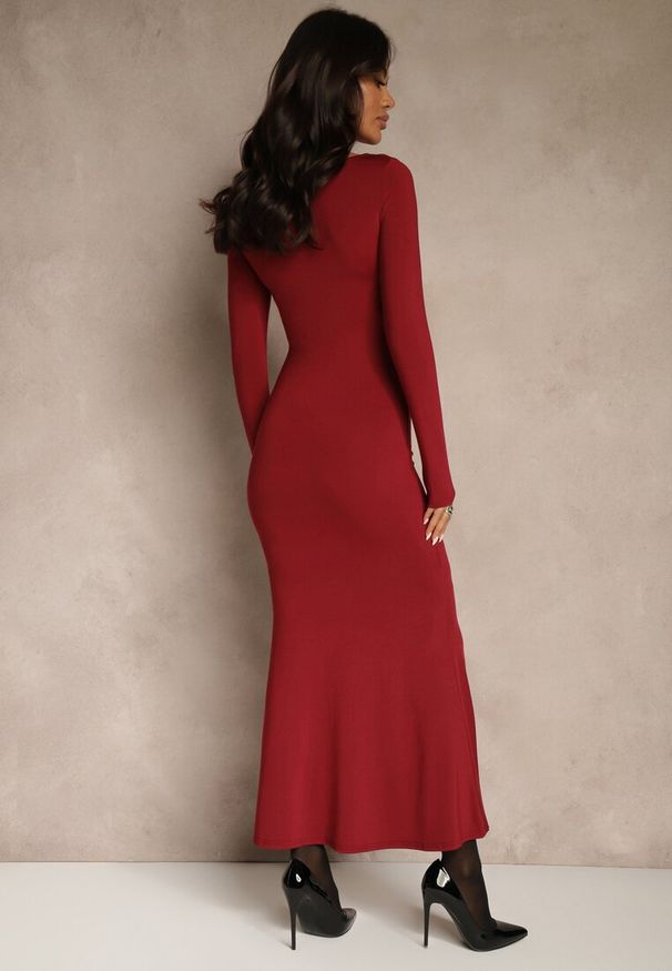 Renee - Bordowa Sukienka Koktajlowa z Wiskozą Ozdobiona Metaliczną Aplikacją Refane. Okazja: na randkę, na imprezę. Kolor: czerwony. Materiał: wiskoza. Wzór: aplikacja. Sezon: lato. Styl: wizytowy