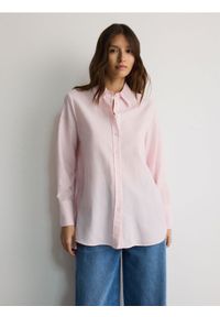 Reserved - Bawełniana koszula w paski - różowy. Kolor: różowy. Materiał: bawełna. Wzór: paski #1