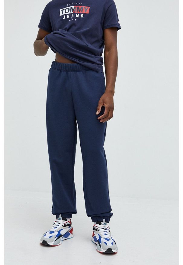 Tommy Jeans spodnie dresowe bawełniane DM0DM14272.9BYY męskie kolor granatowy z aplikacją. Kolor: niebieski. Materiał: bawełna, dresówka. Wzór: aplikacja