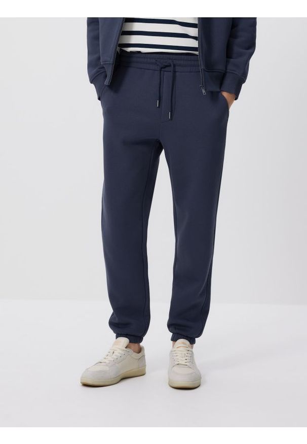 Reserved - Spodnie dresowe regular fit - granatowy. Kolor: niebieski. Materiał: dresówka