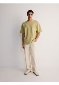 Reserved - Gładki T-shirt oversize - oliwkowy. Kolor: oliwkowy. Materiał: bawełna, dzianina. Wzór: gładki