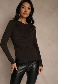 Renee - Brązowa Bluzka Longsleeve o Asymetrycznym Kroju z Poduszkami w Ramionach Tusandia. Okazja: do pracy, na spotkanie biznesowe. Kolor: brązowy. Materiał: jeans, futro. Długość rękawa: długi rękaw. Styl: biznesowy #1