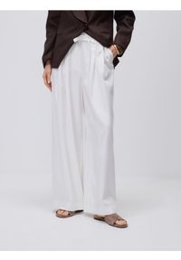 Reserved - Szerokie spodnie z wiązaniem - biały. Kolor: biały. Materiał: wiskoza, tkanina #1