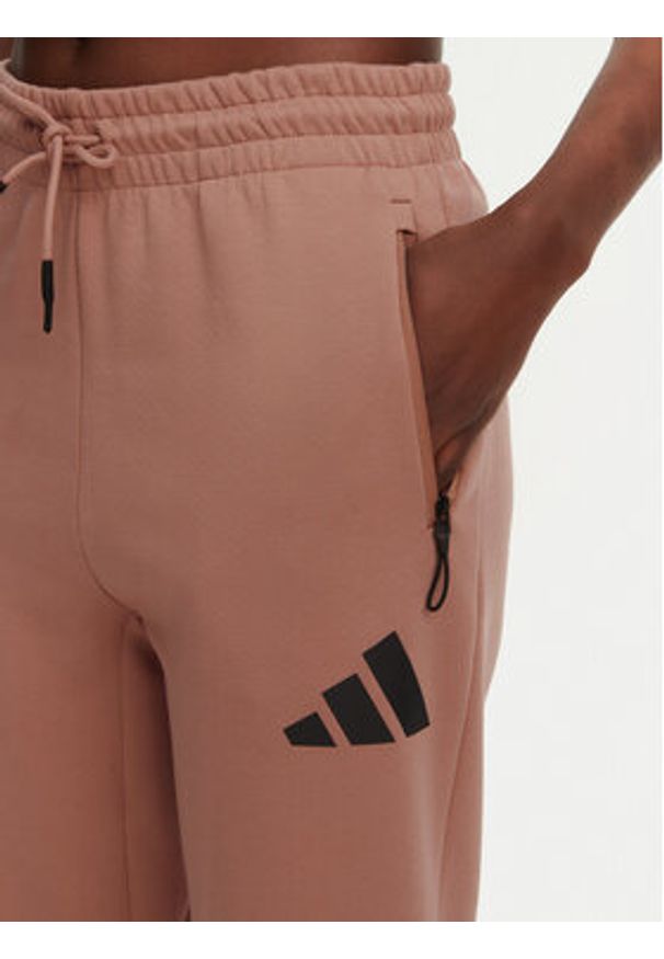 Adidas - adidas Spodnie dresowe Z.N.E. JD5995 Różowy Regular Fit. Kolor: różowy. Materiał: bawełna