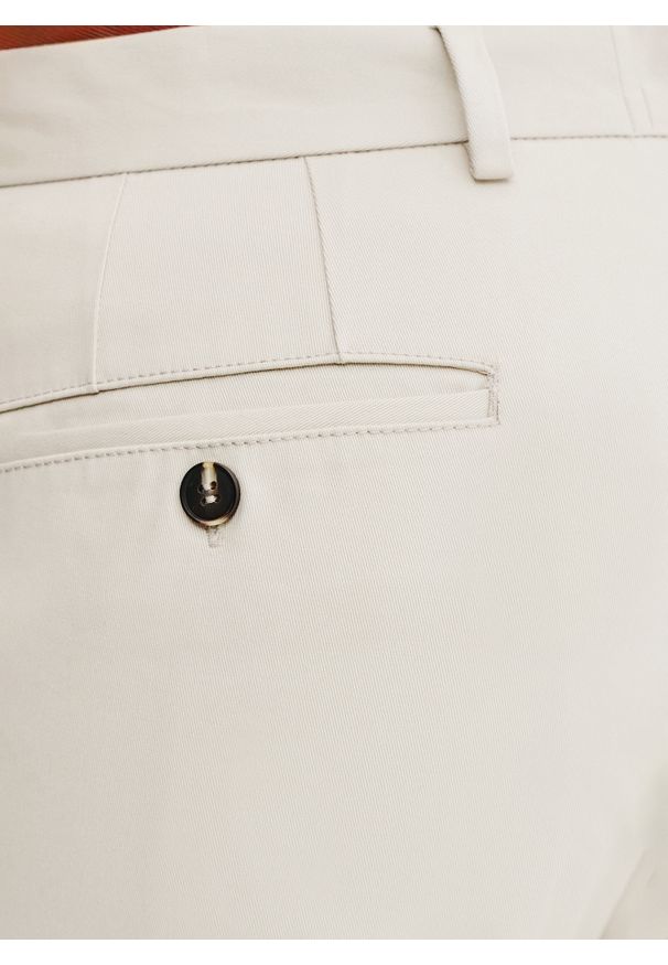 Pako Lorente - PAKO LORENTE - Beżowe spodnie z zaszewkami. Okazja: na co dzień. Kolor: beżowy. Materiał: elastan, bawełna. Wzór: gładki. Styl: casual