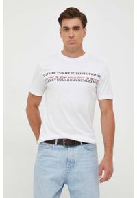 TOMMY HILFIGER - Tommy Hilfiger t-shirt bawełniany kolor biały z nadrukiem. Kolor: biały. Materiał: bawełna. Długość rękawa: krótki rękaw. Długość: krótkie. Wzór: nadruk. Styl: klasyczny #1