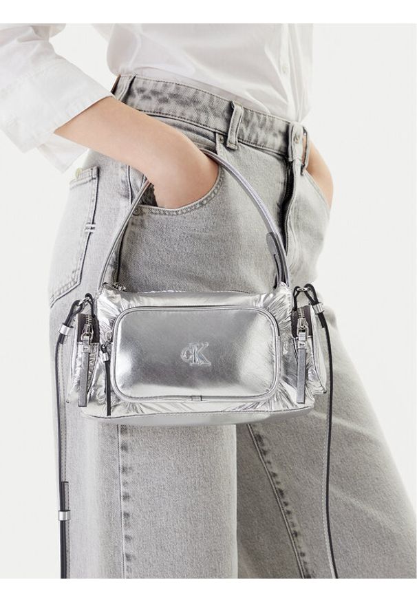 Calvin Klein Torebka Pocket Silver Nylon Small Bag LV04F3443G Srebrny. Kolor: srebrny. Materiał: skórzane