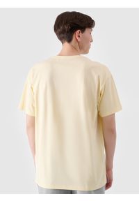 4f - 4F T-shirt oversize z nadrukiem męski - żółty M. Okazja: na co dzień. Kolor: żółty. Materiał: dzianina, bawełna, jersey. Długość rękawa: krótki rękaw. Długość: krótkie. Wzór: nadruk. Styl: klasyczny, sportowy, casual