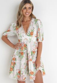 Born2be - Biała Rozkloszowana Sukienka Mini w Kwiaty z Koronką przy Dekolcie i Falbanką Daninia. Kolor: biały. Materiał: koronka. Długość rękawa: krótki rękaw. Wzór: koronka, kwiaty. Długość: mini #1
