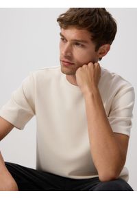Reserved - T-shirt regular z modalem - beżowy. Kolor: beżowy. Materiał: dzianina #1