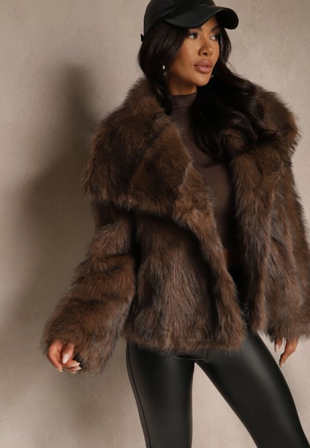 Renee - Brązowa Kurtka Futerko o Jednorzędowym Kroju z Szerokim Kołnierzem Dezile. Kolor: brązowy. Materiał: futro. Styl: klasyczny