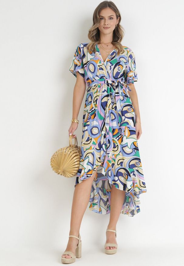 Born2be - Niebieska Kopertowa Sukienka z Gumką w Pasie i Materiałowym Paskiem z Wiskozy Dionienne. Typ kołnierza: dekolt kopertowy. Kolor: niebieski. Materiał: wiskoza, materiał. Długość rękawa: krótki rękaw. Sezon: wiosna, lato. Typ sukienki: kopertowe