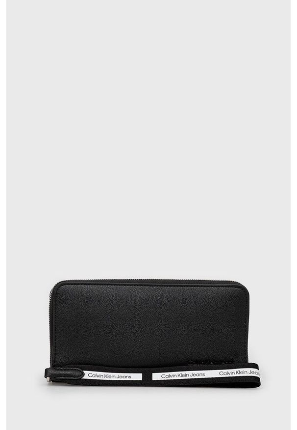Calvin Klein Jeans portfel damski kolor czarny. Kolor: czarny. Materiał: materiał. Wzór: gładki