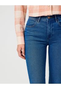 Wrangler - WRANGLER DAMSKIE SPODNIE JEANSOWE WRANGLER SLIM SERENE STORM 112362592 #5