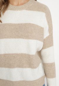 Born2be - Beżowy Sweter w Pasy z Wełną Zakończony Ściągaczem Tiaelle. Okazja: na co dzień, na spotkanie biznesowe. Kolor: beżowy. Materiał: wełna. Styl: biznesowy, klasyczny, casual #4