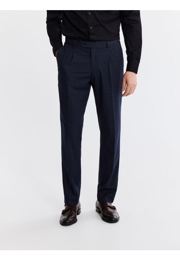 Reserved - Spodnie garniturowe slim fit - granatowy. Kolor: niebieski. Materiał: tkanina, elastan, wiskoza