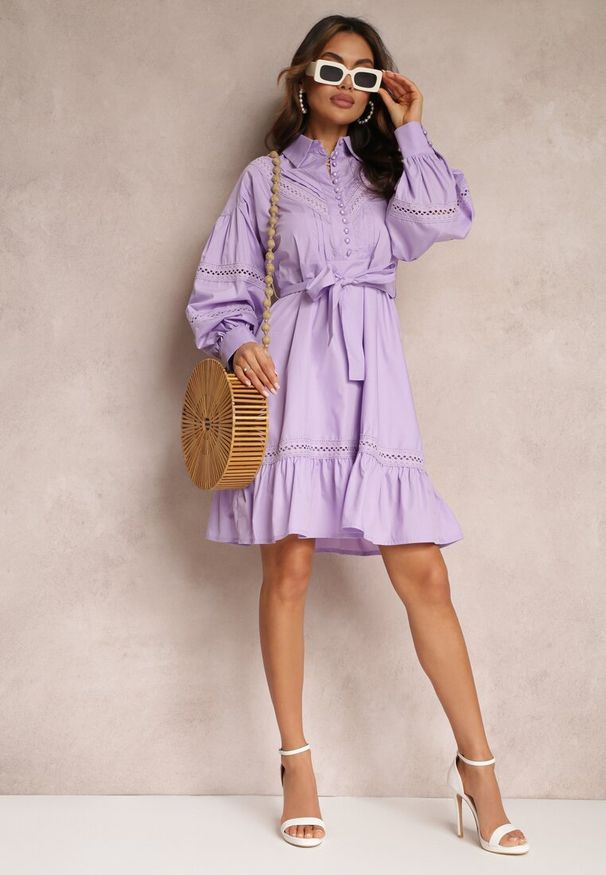 Renee - Fioletowa Koszulowa Sukienka z Perłowymi Guzikami i Koronkowymi Wstawkami Shyanne. Kolor: fioletowy. Materiał: koronka. Typ sukienki: koszulowe. Styl: vintage. Długość: midi