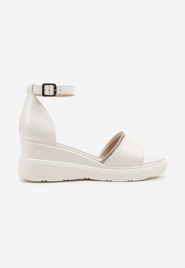 Born2be - Białe Sandały na Koturnie z Cyrkoniami Tiarelle. Okazja: na co dzień. Zapięcie: sprzączka. Kolor: biały. Materiał: jeans. Obcas: na koturnie. Styl: elegancki, casual, wizytowy