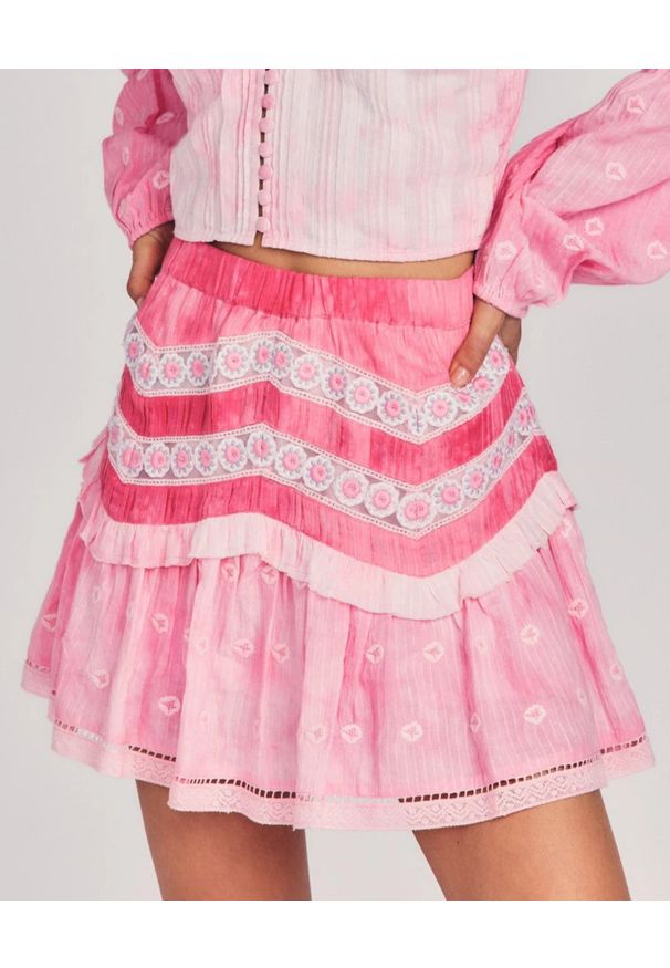 LOVE SHACK FANCY - Mini spódnica z falbankami Felice. Kolor: różowy, wielokolorowy, fioletowy. Materiał: bawełna, koronka, tkanina. Wzór: aplikacja, haft, koronka