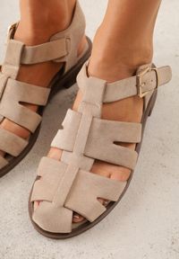 Born2be - Ciemnobeżowe Sandały Gladiatorki z Zapięciem na Klamerkę Chisttema. Okazja: na spacer, na co dzień. Kolor: beżowy. Materiał: jeans. Wzór: ażurowy. Obcas: na płaskiej podeszwie. Styl: casual, klasyczny #2