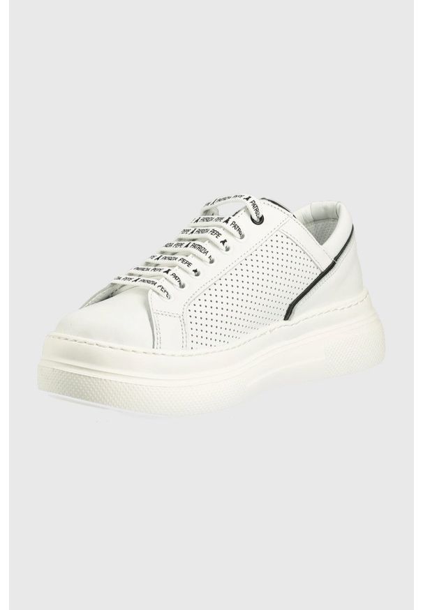 Patrizia Pepe sneakersy skórzane dziecięce kolor biały. Nosek buta: okrągły. Zapięcie: sznurówki. Kolor: biały. Materiał: skóra. Obcas: na platformie