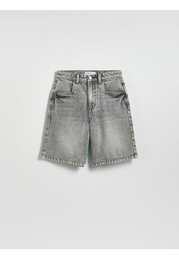 Reserved - Jeansowe szorty bermudy - jasnoszary. Kolor: szary. Materiał: jeans