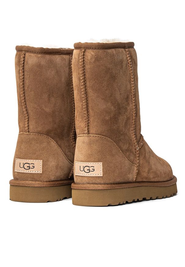 Ugg - Buty zimowe damskie UGG W Classic Short II (1016223-CHE). Okazja: na plażę. Kolor: brązowy. Materiał: materiał. Sezon: zima. Styl: młodzieżowy
