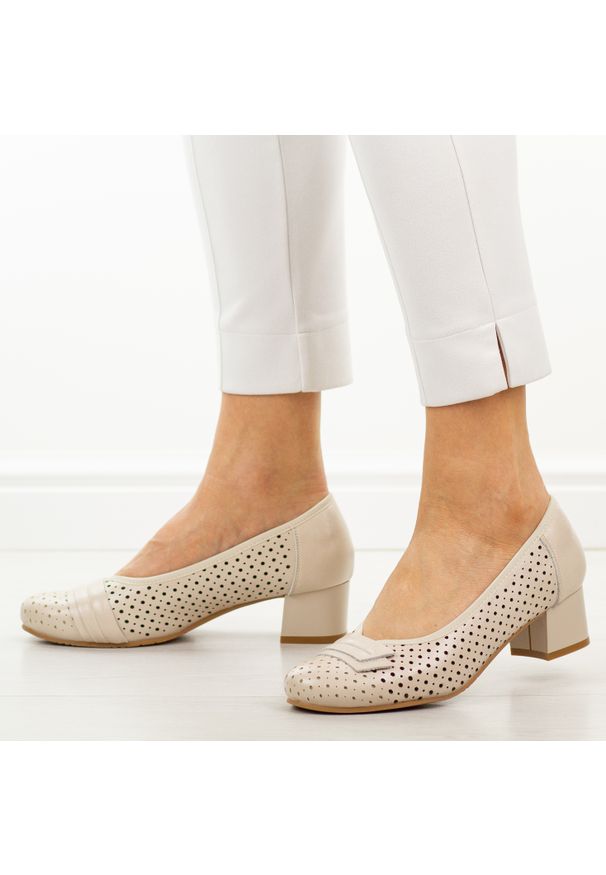 Beżowe ażurowe skórzane czółenka damskie Cambell 19415. Okazja: na wesele, na imprezę, na ślub cywilny. Nosek buta: okrągły. Kolor: beżowy. Szerokość cholewki: normalna. Wzór: ażurowy. Materiał: skóra. Sezon: wiosna, lato, jesień. Obcas: na obcasie. Styl: wizytowy, klasyczny, elegancki. Wysokość obcasa: niski